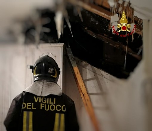 Multedo: intervento dei vigili del fuoco per l'incendio di una canna fumaria di una abitazione. Nessun intossicato Multedo: intervento dei vigili del fuoco per l'incendio di una canna fumaria di una abitazione. Nessun intossicato