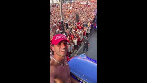Ferran Torres, l'eroe dei Mondiali nella festa della Spagna col cappellino 'stile Trump' Ferran Torres, l'eroe dei Mondiali nella festa della Spagna col cappellino 'stile Trump'