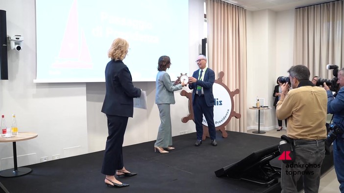 Ceo Meeting ELIS: passaggio di consegne. La ricerca Bocconi: i senior si sentono più giovani di 11 anni Ceo Meeting ELIS: passaggio di consegne. La ricerca Bocconi: i senior si sentono più giovani di 11 anni