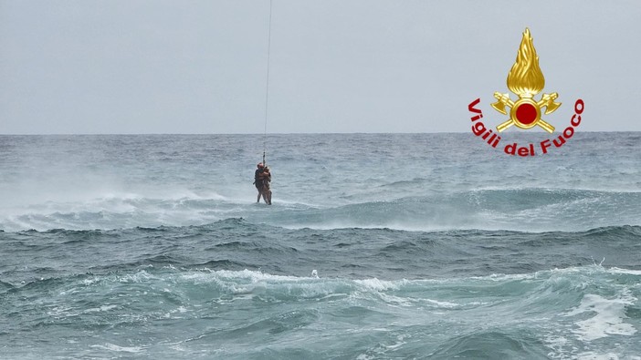 Mare agitato, i vigili del fuoco salvano con l'elicottero due ragazzi in difficoltà (FOTO e VIDEO) Mare agitato, i vigili del fuoco salvano con l'elicottero due ragazzi in difficoltà (FOTO e VIDEO)