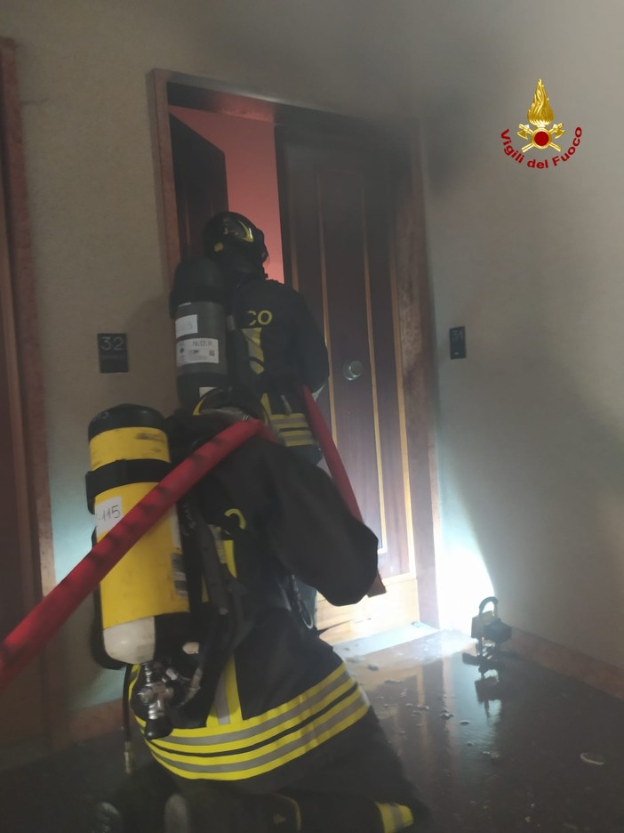 Intervento dei vigili del fuoco in via Agosti: incendio in un appartamento