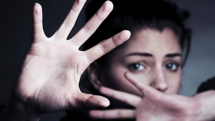 Donna maltrattata per 10 anni, trova il coraggio di denunciare dopo un'aggressione al figlio