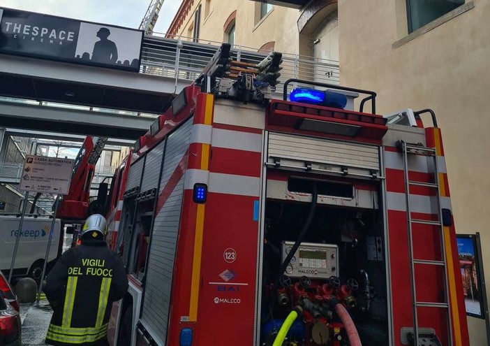 I vigili del fuoco in azione il giorno dell'incendio I vigili del fuoco in azione il giorno dell'incendio