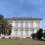 Panchine contro la violenza di genere, a Villa Croce le "Red Bench” di Xaviera Altena
