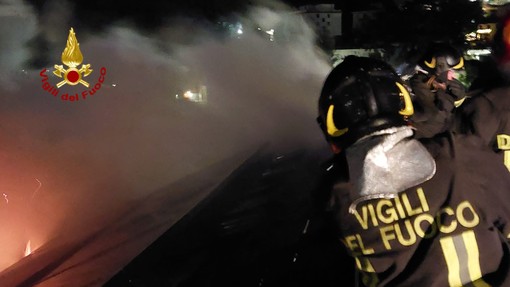 Pontedecimo, a fuoco la canna fumaria di un'abitazione, notte di lavoro per i vigili del fuoco Pontedecimo, a fuoco la canna fumaria di un'abitazione, notte di lavoro per i vigili del fuoco