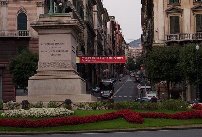 Poliziotto fuori servizio sventa un furto a bordo di un'auto in via Assarotti Poliziotto fuori servizio sventa un furto a bordo di un'auto in via Assarotti