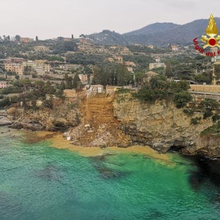 Camogli: frana sotto il cimitero, 200 bare finiscono in mare; intervento dei Vigili del fuoco per rischio biologico (Foto)