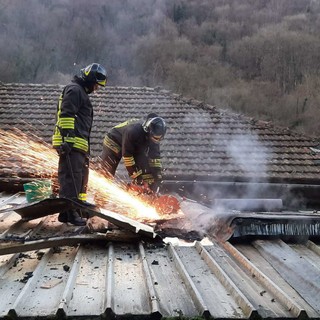 Tetto in fiamme a Gazzolo vicino a Ceranesi Tetto in fiamme a Gazzolo vicino a Ceranesi