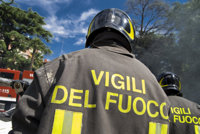 Auto in fiamme sulla A6 in direzione Torino: intervengono i Vigili del fuoco