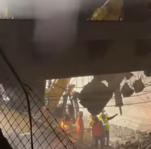 Varazze, demolito il cavalcavia della Vignetta sull'A10: domani il posizionamento del ponte sostitutivo