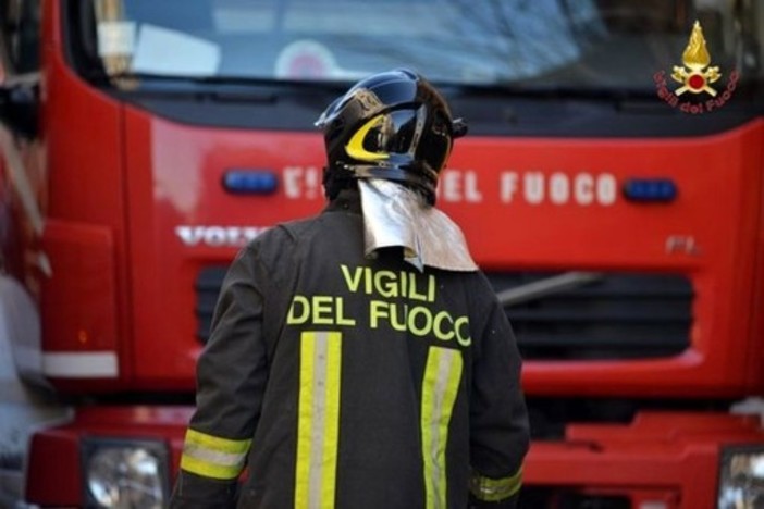 Esercitazione notturna per i vigili del fuoco genovesi