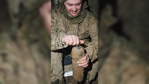 La tenda nel fango dei soldati ucraini al fronte, c'è anche un gattino da sfamare La tenda nel fango dei soldati ucraini al fronte, c'è anche un gattino da sfamare