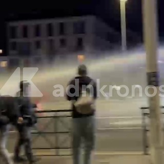 Violenti scontri a Torino: manifestanti lanciano bottiglie e pietre, polizia usa lacrimogeni e idranti
