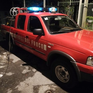 Scoppia una gomma e prende fuoco: camion in fiamme in autostrada tra Varazze e Arenzano
