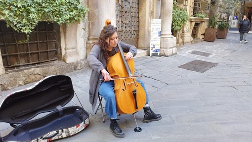 Artisti di strada: Vera la violoncellista che suona con un solo dito (Video)