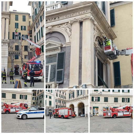 Vetri giù da un palazzo del centro storico, vigili del fuoco in azione in piazza San Lorenzo (Foto e video)