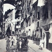 I ragazzi di via Madre di Dio: storia di una comunità che resiste tra quadri, ricordi e una colonna di pietra