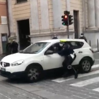Rapallo, auto in fuga trascina un vigile per venti metri (VIDEO)