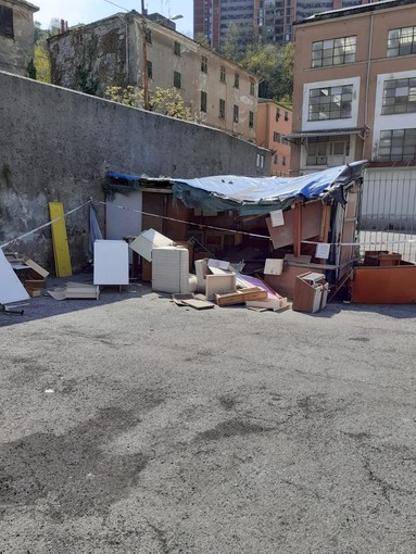 Completato lo sgombero di baracche e ripari di fortuna allestiti abusivamente a Teglia in via Carnia