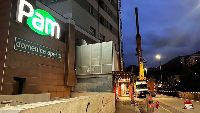 Sestri Ponente, prorogata fino a sabato la chiusura di via Chiaravagna per lo smontaggio della gru Sestri Ponente, prorogata fino a sabato la chiusura di via Chiaravagna per lo smontaggio della gru