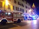 Intervento dei vigili del fuoco a Busalla per la fuoriuscita di fumo dall'ultimo piano di una palazzina