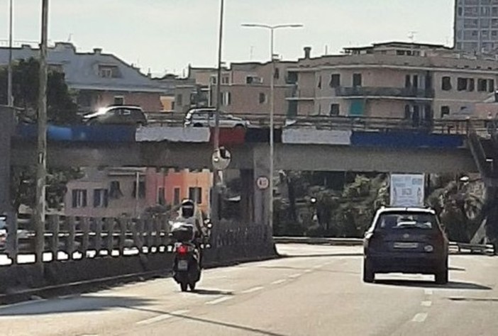 Quarto, raid di tifosi sampdoriani, il viadotto diventa blucerchiato Quarto, raid di tifosi sampdoriani, il viadotto diventa blucerchiato