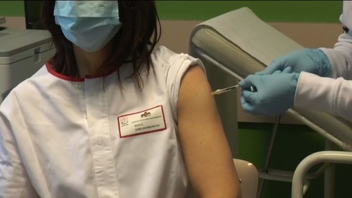 Infermiera del San Martino positiva al Covid, aveva rifiutato il vaccino. Toti: "Renderlo obbligatorio per il personale sanitario"
