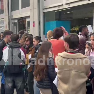 "Vogliamo un cambiamento", a Milano giovani in fila al consolato spagnolo per votare "Vogliamo un cambiamento", a Milano giovani in fila al consolato spagnolo per votare
