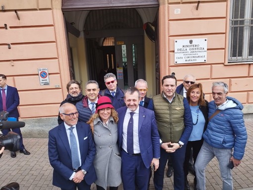 Carceri, il sottosegretario Delmastro a Marassi: "Struttura sovraffollata, serve rimpatrio dei detenuti stranieri"