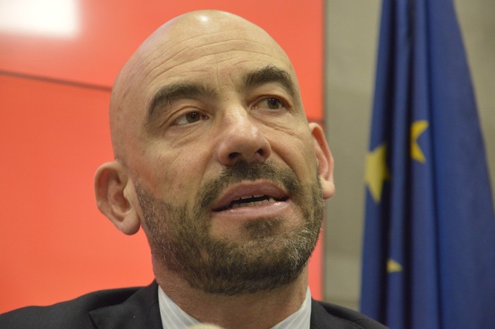 Coronavirus, Bassetti: &quot;I ricoveri scendono in maniera verticale. In nove regioni nessuna terapia intensiva&quot;