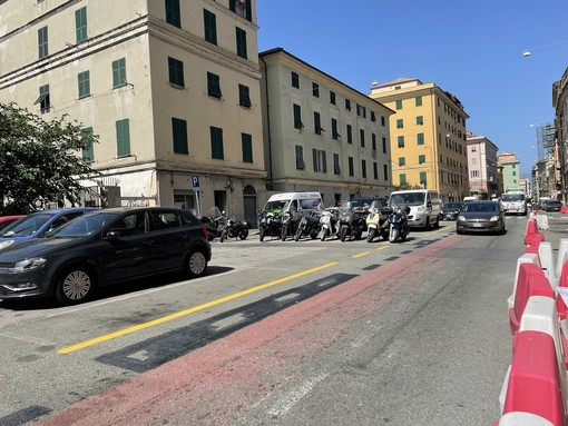 Via Sampierdarena, tornano i parcheggi dopo i lavori Pnrr: sosta notturna consentita anche sulla corsia bus