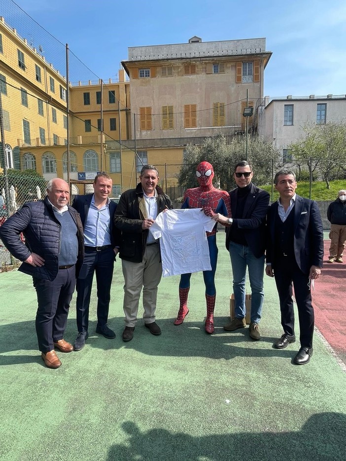 Ucraina, visita di Toti e dello Spiderman ligure Mattia Villardita ai bambini arrivati alla residenza Santa Dorotea