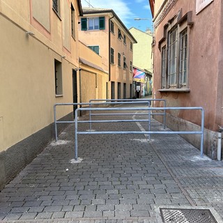 Sestri Ponente, in via Vado arrivano le transenne: stop definitivo al transito dei veicoli nella zona pedonale
