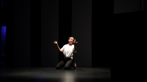 Debora Villa al Govi con “Viva le donne”: l’irriverenza della comicità per distruggere la cultura della violenza