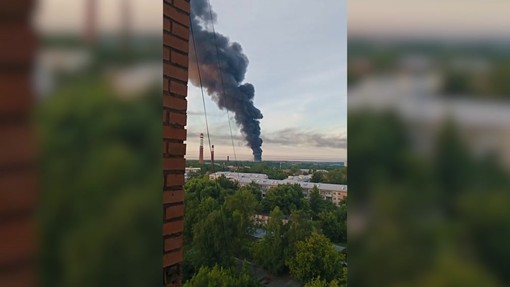 Attacco ucraino contro depositi di petrolio, colonne di fumo nella regione di Mosca Attacco ucraino contro depositi di petrolio, colonne di fumo nella regione di Mosca