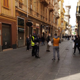 Emergenza coronavirus: presidio fisso della polizia locale in via Sestri contro gli assembramenti Emergenza coronavirus: presidio fisso della polizia locale in via Sestri contro gli assembramenti