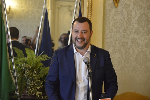 Carige, scontro Salvini-Renzi. &quot;Tutela dei risparmiatori liguri&quot;, &quot;Si vergognino per anni di insulti&quot;