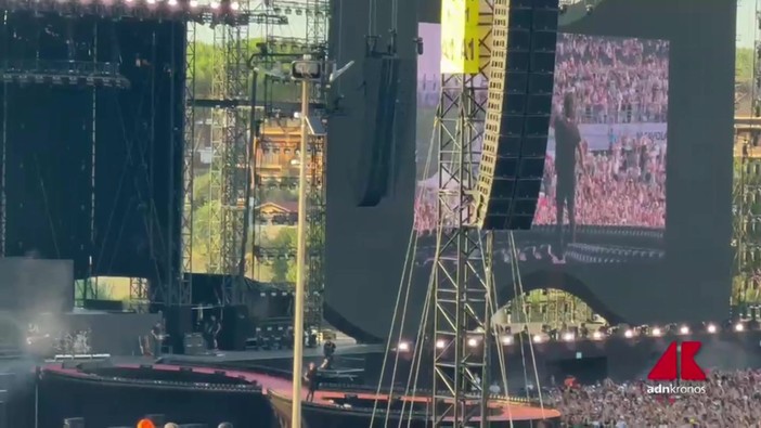 Fabrizio Moro apre il concerto da record di Ultimo: "Alla faccia di chi ci vuole male"