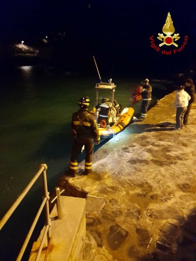 San Fruttuoso di Camogli, colti dal buio durante un’escursione: turisti salvati dai Vigili del Fuoco via mare