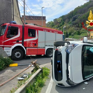 Incidente sul Turchino, macchina capovolta ma la guidatrice miracolosamente illesa