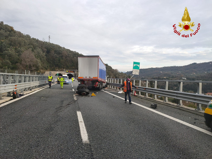 Incidente sull'A12 fra Recco e Rapallo: i vigili del fuoco sul posto per la messa in sicurezza dell'area Incidente sull'A12 fra Recco e Rapallo: i vigili del fuoco sul posto per la messa in sicurezza dell'area