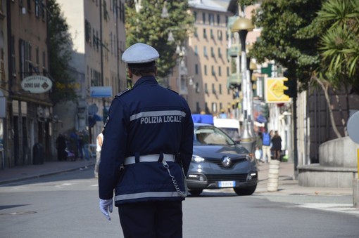 Polizia insegue scooterista per il centro: gli era già stata ritirata la patente