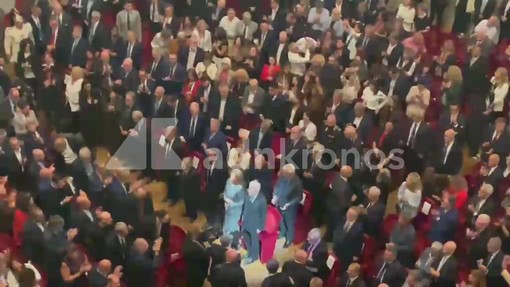 Mattarella alla Scala per i 120 anni della Cgil, il lungo applauso al suo ingresso