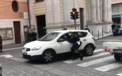 Rapallo, auto in fuga trascina un vigile per venti metri (VIDEO)
