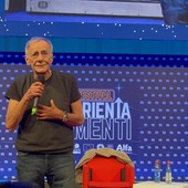 Roberto Vecchioni a Orientamenti: "La cultura e l'arte come corazza per affrontare le difficoltà della vita" Roberto Vecchioni a Orientamenti: "La cultura e l'arte come corazza per affrontare le difficoltà della vita"