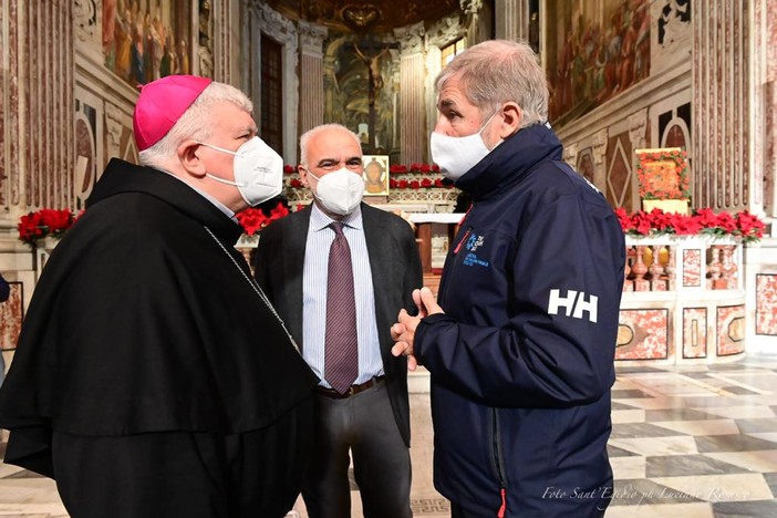 Basilica dell'Annunziata, l'arcivescovo Tasca e il Sindaco di Genova Bucci incontrano il 25 dicembre 220 persone senza dimora Basilica dell'Annunziata, l'arcivescovo Tasca e il Sindaco di Genova Bucci incontrano il 25 dicembre 220 persone senza dimora