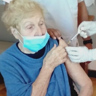 Vaccino, oggi le terze dosi nelle rsa, a Genova la prima a riceverlo è la signora Rita, 84 anni