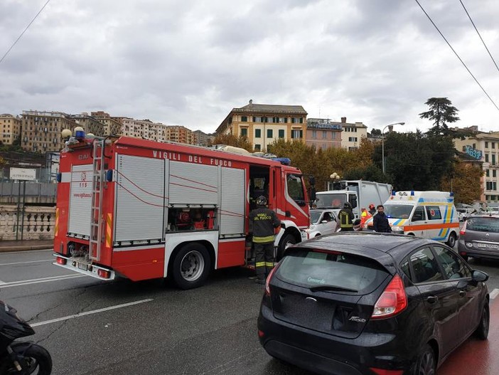 Perde il controllo della moto e scivola sotto un camion fermo in via Adua