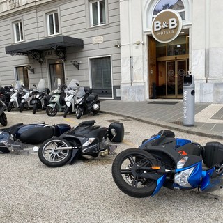 Vento forte a Principe, motorini e vasi di fiori rovesciati