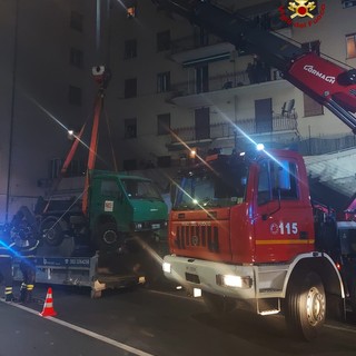 Vigili del Fuoco in azione in via Mantova a Genova: rimosso furgoncino caduto in un giardino